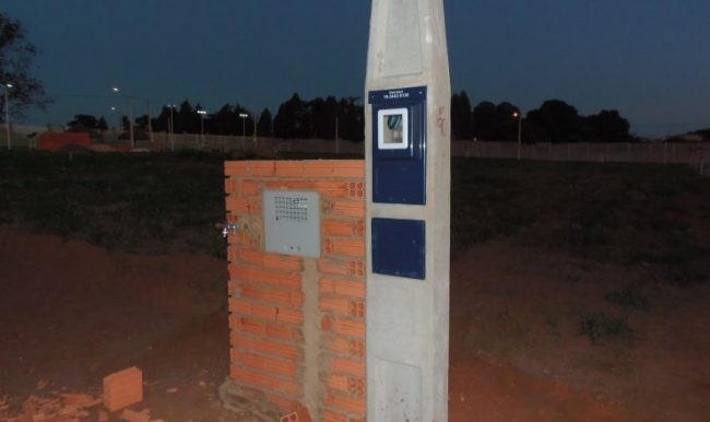 Poste de luz e relógio de água