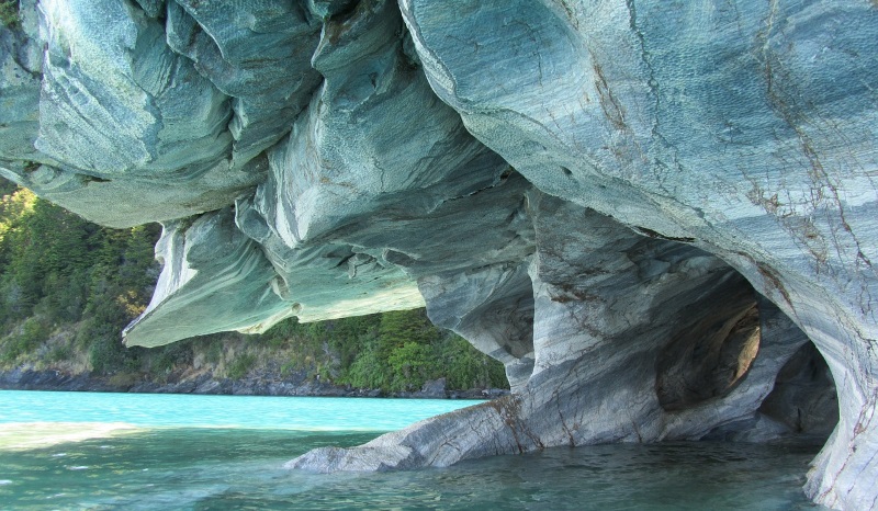 Caverna com pedras de mármore