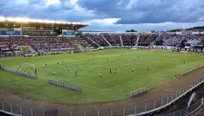 Gramado de estádio de futebol - Limeirão - Limeira/SP