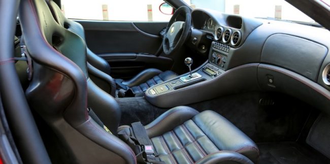 O interior super luxuoso e confortável do automóvel