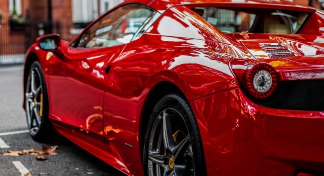 A tradicional Ferrari vermelha. Um símbolo da marca